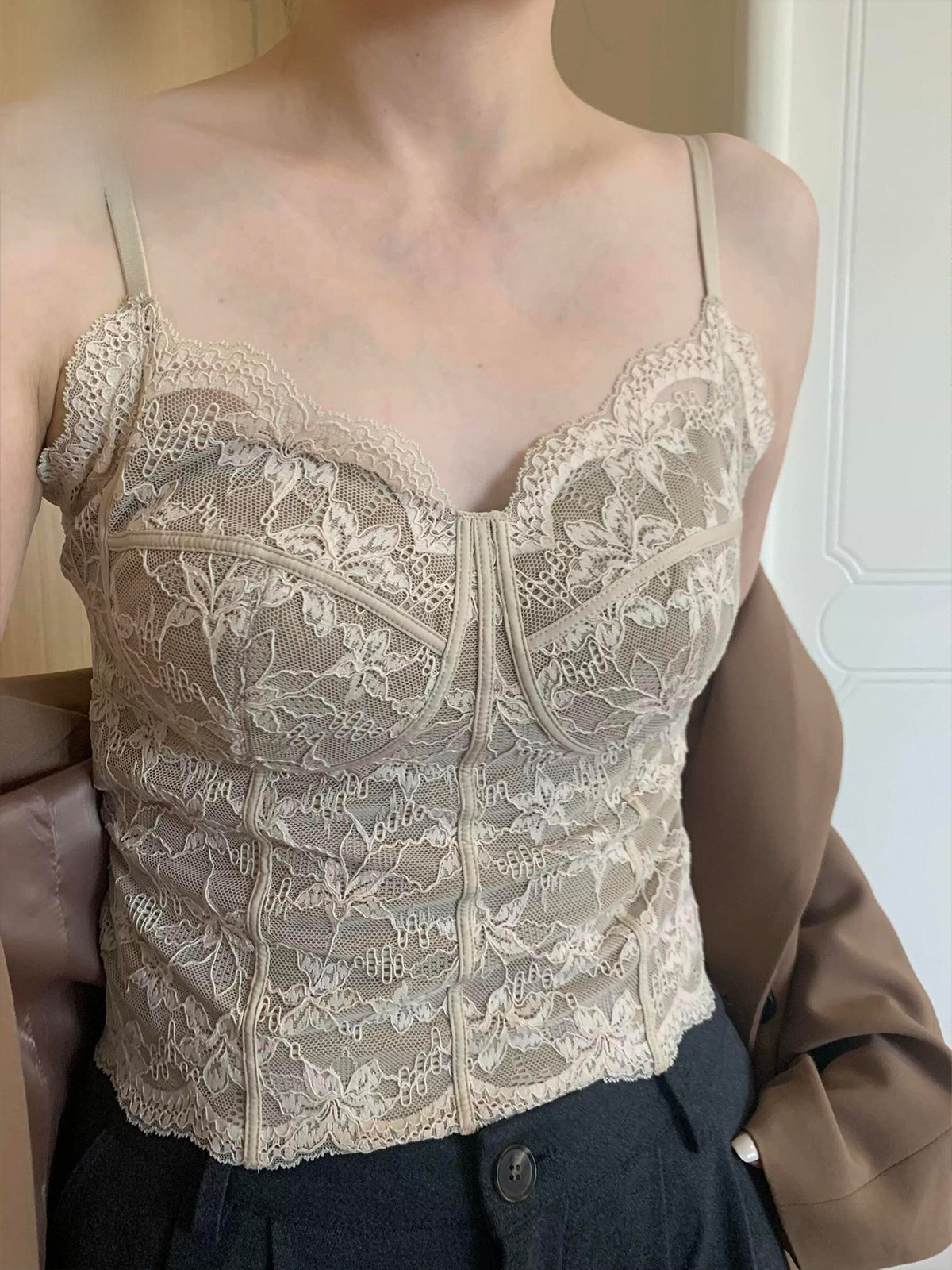 Camisola de encaje francés con almohadillas en el pecho